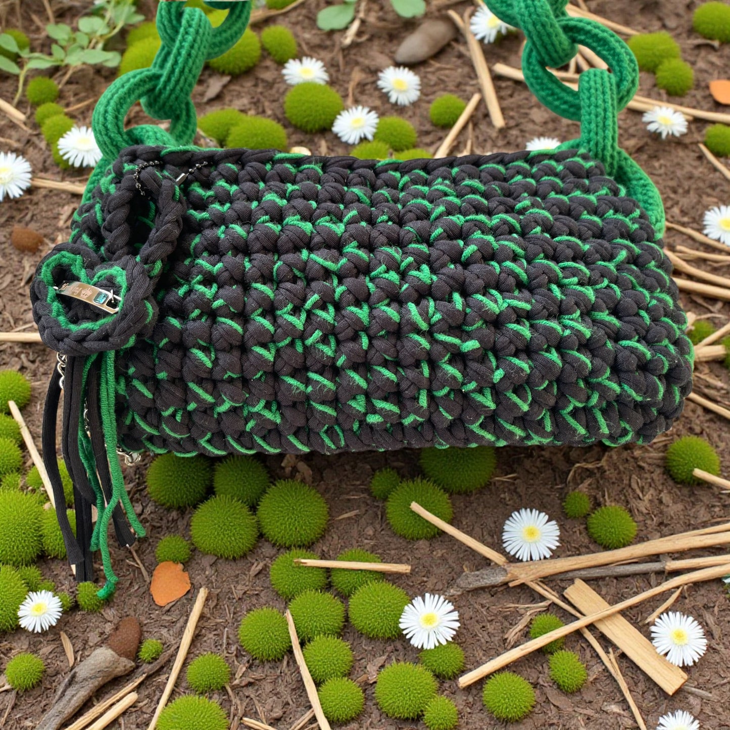 Handmade Crochet Chain Shoulder Bag – Modern Trendy Style with Secure Zipper Closure